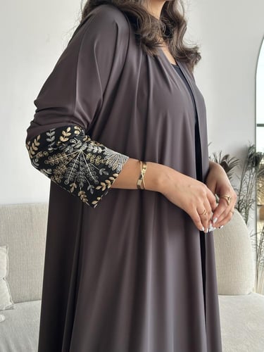 عباية كريب ناعم مع لنن هندي مطرز بقصة نصف كلوش