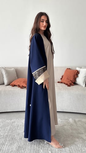 عباية كريب كحلي مع قطن كشميري بقصة نصف كلوش