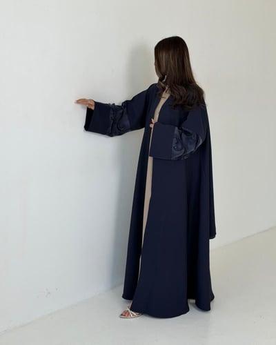 عباية كريب كحلي مع حرير تركي بقصة نصف كلوش