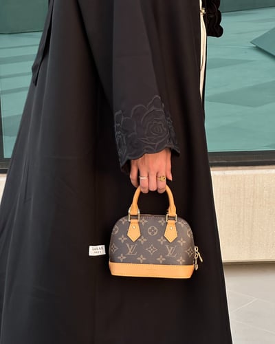 عباية كتان أسود مع تطريز بقصة نصف كلوش