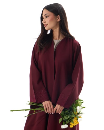 عباية كريب عنابي مع تطريز بقصة نصف كلوش