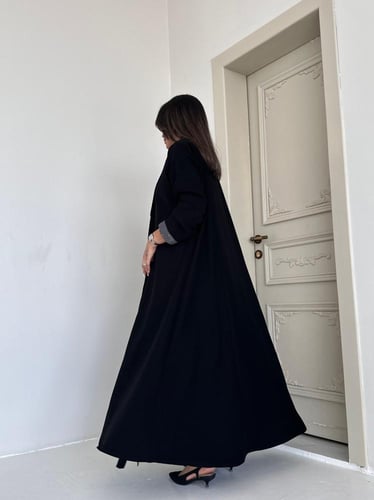 عباية كريب مع فستان داخلي مقلم مشبوك بالعباية بقصة...