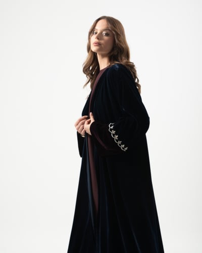 عباية مخمل مع تطريز يدوي بقصة نصف كلوش