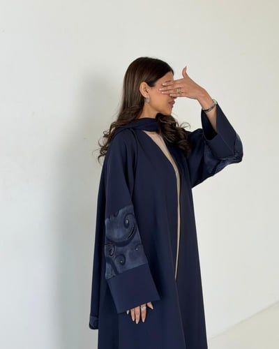 عباية كريب كحلي مع حرير تركي بقصة نصف كلوش