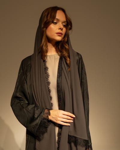 عباية حرير جاكار مع تدخيلة دانتيل بقصة نصف كلوش