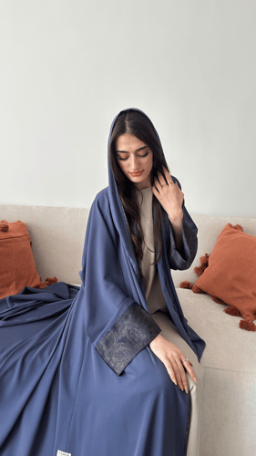 عباية كريب أزرق مع حرير مشجر في الأكمام بقصة نصف ك...
