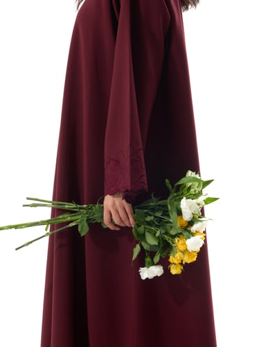 عباية كريب عنابي مع تطريز بقصة نصف كلوش