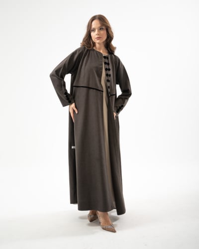 عباية جوخ كشميري مع تدخيلات مخمل بقصة ربع كلوش