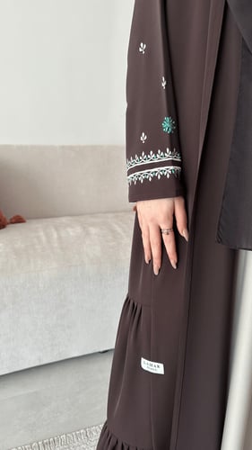 عباية كريب بني مع تطريز بقصة نصف كلوش