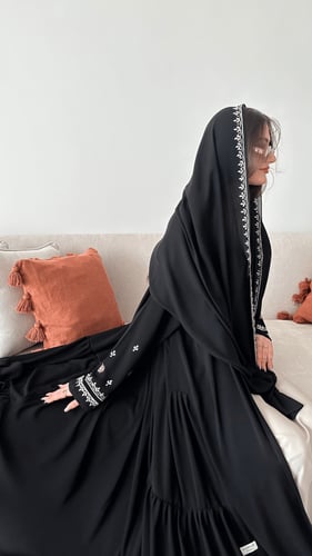 تسليم فوري عباية كريب ملكي كوري مع تطريز بقصة كلوش