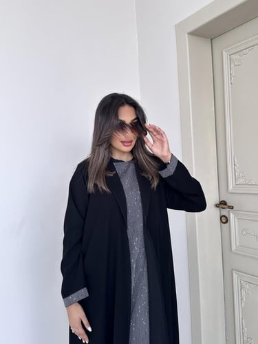 عباية كريب مع فستان داخلي مقلم مشبوك بالعباية بقصة...