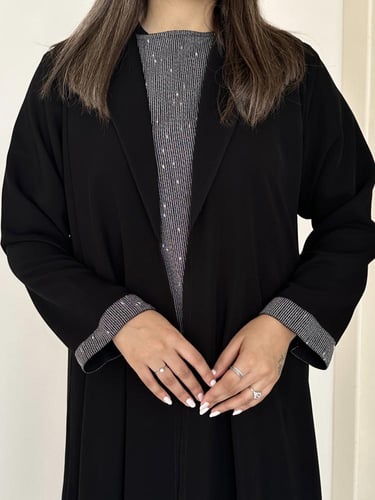 عباية كريب مع فستان داخلي مقلم مشبوك بالعباية بقصة...