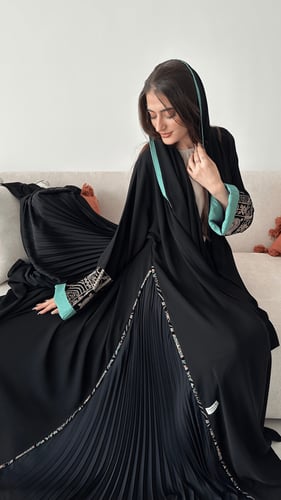 عباية كريب ملكي كوري و مخمل هندي مشغول بقصة نصف كل...