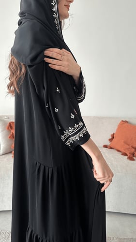 تسليم فوري عباية كريب ملكي كوري مع تطريز بقصة كلوش