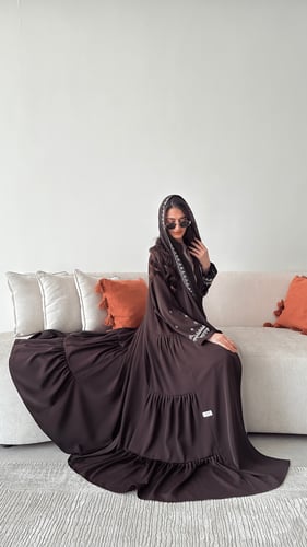 عباية كريب بني مع تطريز بقصة نصف كلوش