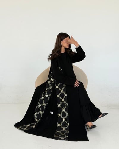 عباية كريب أسود مع تطريز هندي بقصة نصف كلوش