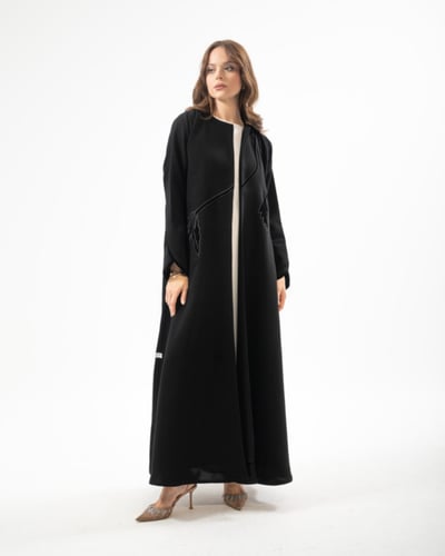 عباية كريب مع مخمل مطرزة يدويًا بقصة ربع كلوش