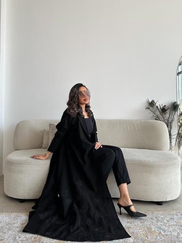 عباية كتان مطرز بالأسود الزري بقصة نصف كلوش