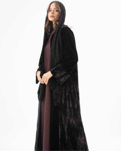 عباية مخمل أسود مع مخمل مكسر بقصة ربع كلوش