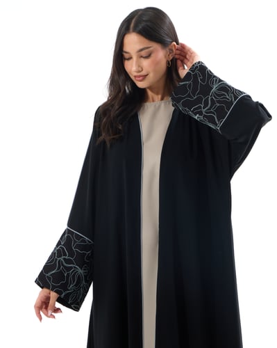 عباية كريب أسود ناعم بقصة نصف كلوش