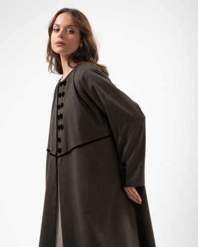 عباية جوخ كشميري مع تدخيلات مخمل بقصة ربع كلوش