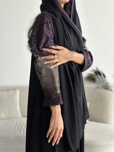 عباية كريب كوري و تُل مطرز بقصة نصف كلوش