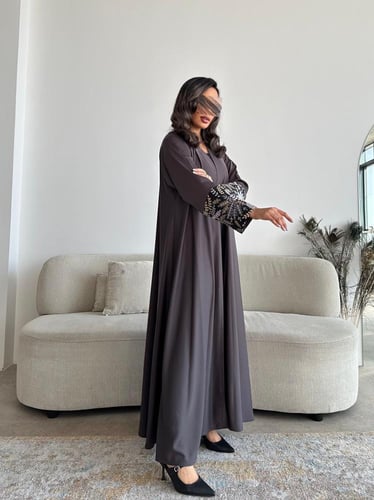 عباية كريب ناعم مع لنن هندي مطرز بقصة نصف كلوش