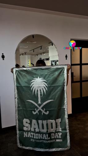 علم اليوم الوطني السعودي – تصميم سيفين ونخلة