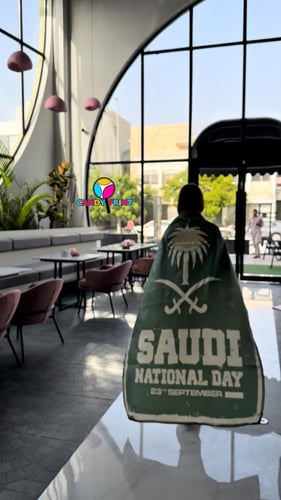 علم اليوم الوطني السعودي – تصميم سيفين ونخلة