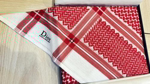 شماغ ديور بريميوم الاصلي احمر دم الغزال اخر اصدار