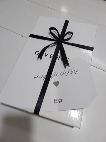 قماش جيفنشي مع تغليف بشريطة وكرت اهداء وورد