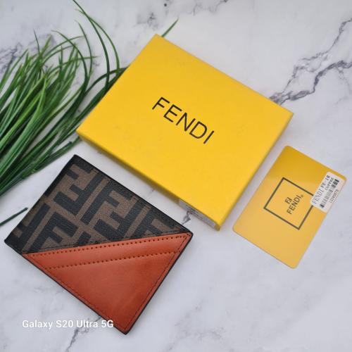 محفظة فندي (Fendi) الرجالية - أيقونة الأناقة العصر...