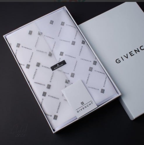 قماش جيفنشي صيفي كريمي ابيض أو ياباني نص واقف