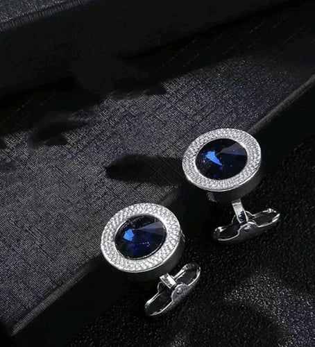 كبك فضي على ازرق شكل دائري