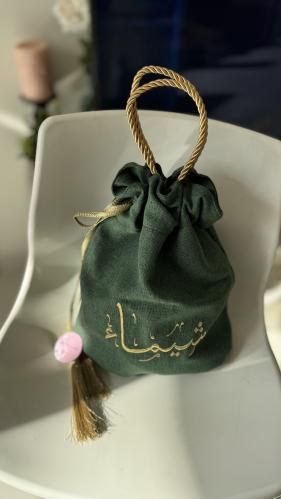 كيس للعبايه مصنوع من الخيش الناعم بلون زيتي