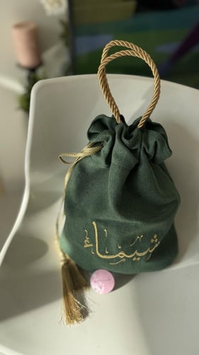 كيس للعبايه مصنوع من الخيش الناعم بلون زيتي