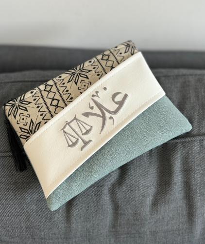 باوتش خيش سماوي رمادي بمسكة جلد ابيض وقطعه علويه م...