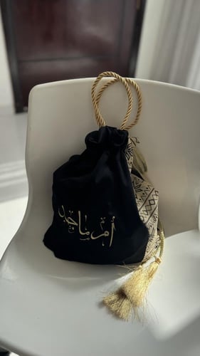 كيس عبايه شامواه اسود بقطعه جانبيه بلون بنفسجي رصا...