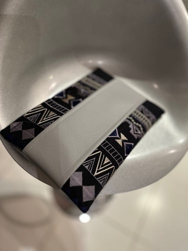 باوتش قماشي اسود وكحلي سدو بمسكة جلد رصاصي