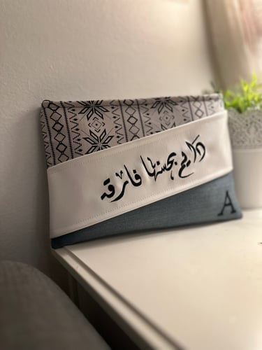 باوتش خيش سماوي باهت رصاصي ومسكة يد جلد ابيض بنقش...
