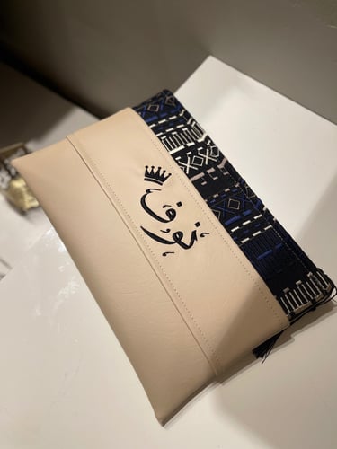 باوتش جلد بيج مع قطعه علويه منقوشه