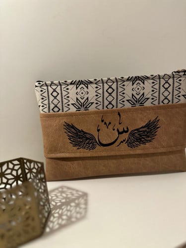 باوتش جلد بني فاتح بنقش علوي