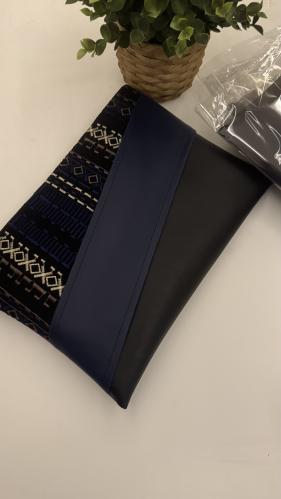 باوتش جلد اسود بمسكة جلد كحلي وقطعه علوية منقوشه