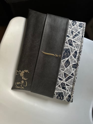 باوتش جلد رمادي غامق بقطعه علويه مطبّعه بلون كحلي