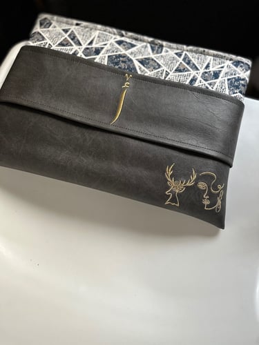 باوتش جلد رمادي غامق بقطعه علويه مطبّعه بلون كحلي