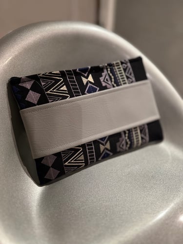 باوتش قماشي اسود وكحلي سدو بمسكة جلد رصاصي