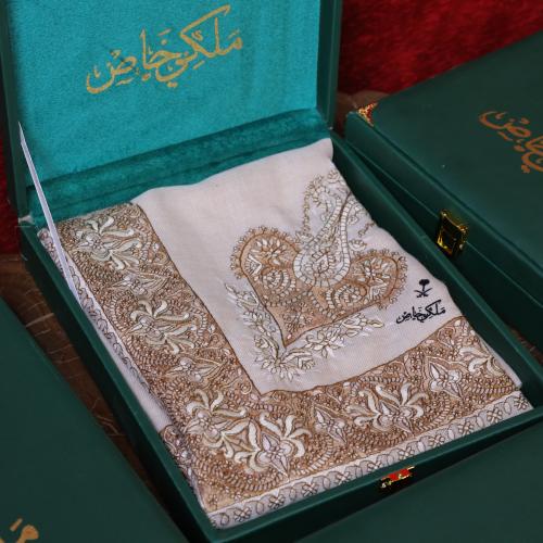 شال ملكي خاص بيج MT -08