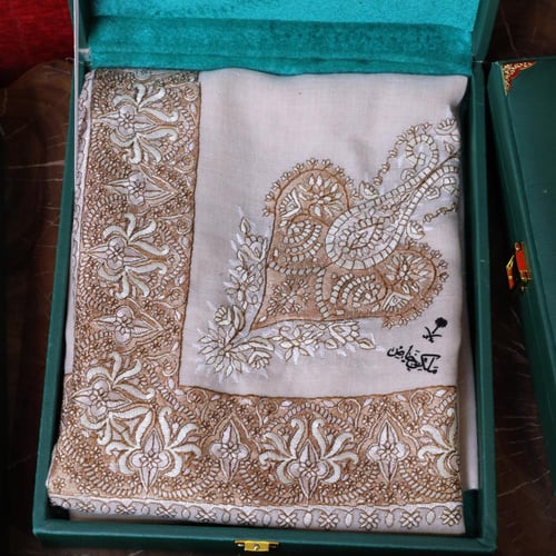 شال ملكي خاص بيج MT -08