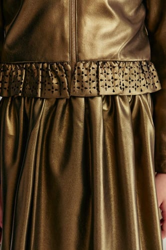 جاكيت لامع بحواف كشكش