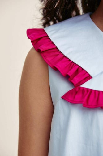 فستان بلا أكمام بتفاصيل كشكش